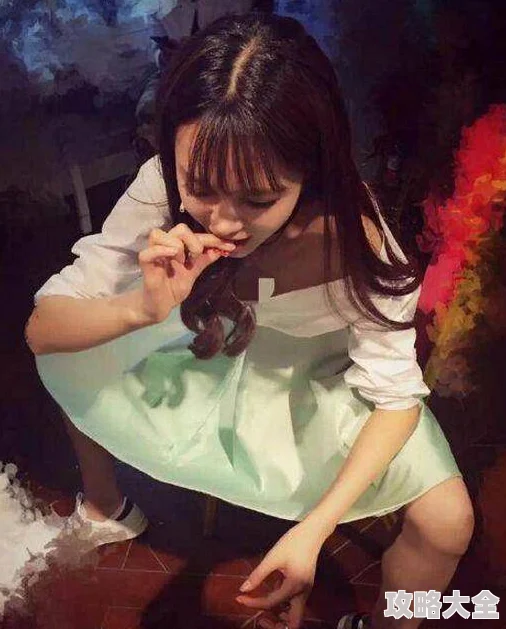 美女校花 张开腿让我瞧一瞧,这到底是校花还是……好奇害死猫啊!